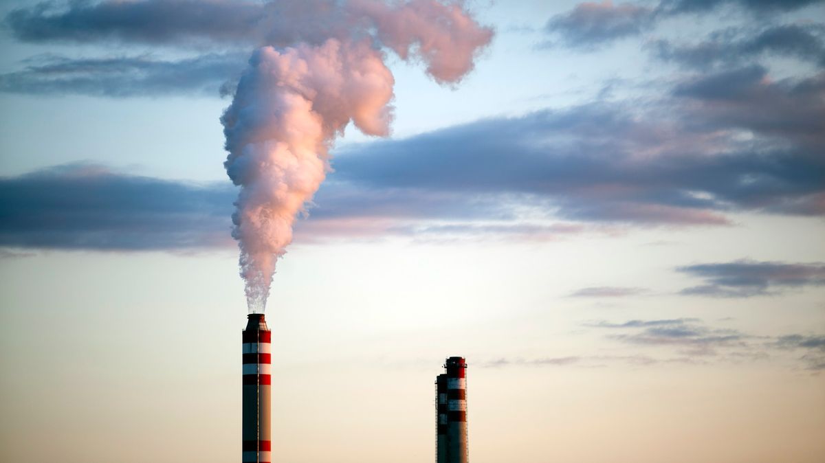 Ceny emisních povolenek ze srpnového rekordu klesly o více než 30 procent